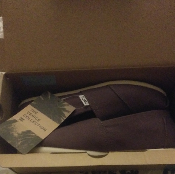 TOMS - Picture 1 of 4